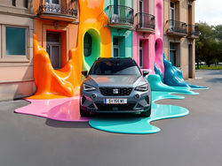 Frontansicht des SEAT Arona, der vor einem Gebäude steht, über welches bunte Farben laufen