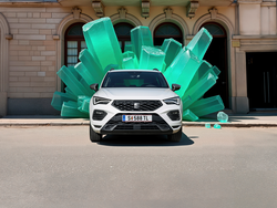 Frontansicht des SEAT Ateca, der vor grünen Kristallen steht
