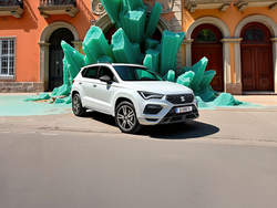Seitliche Frontansicht des SEAT Ateca, der vor grünen Kristallen steht