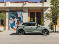 Seitenansicht des Škoda Fabia, der vor einem Gebäude steht