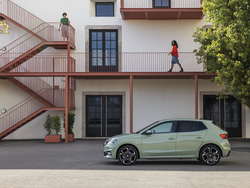 Seitliche Ansicht des Škoda Fabia vor einem Gebäude