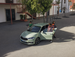 Drei Personen steigen aus einem Škoda Fabia aus.