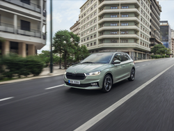 Seitliche Frontansicht des Škoda Fabia, der auf einer Stadtstraße fährt.